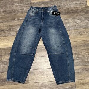 Ladies Hungson Barrel Leg Jeans. NWT